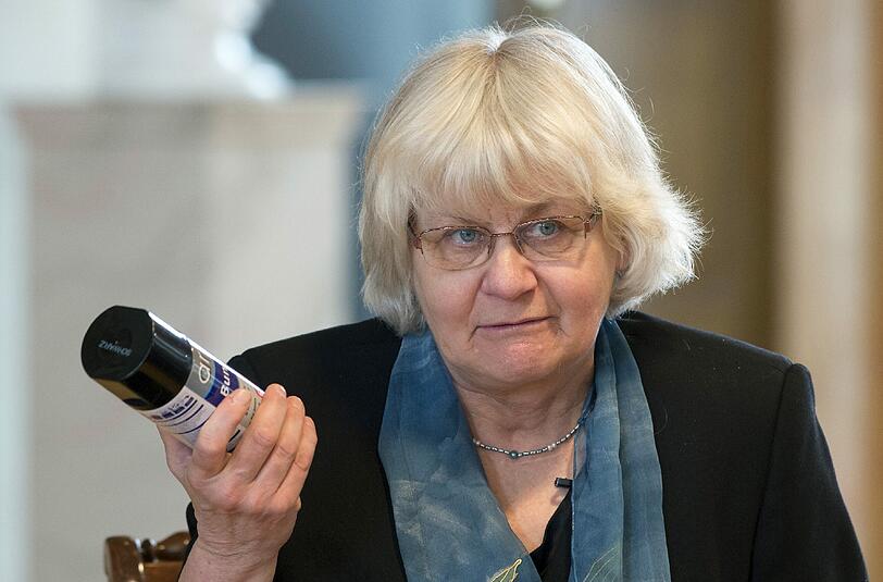 Mensah-Schramm, die seit 30 Jahren in ganz Deutschland gegen rechte Graffiti und Aufkleber zu Felde zieht, will gegen einen Strafbefehl in Berufung gehen.