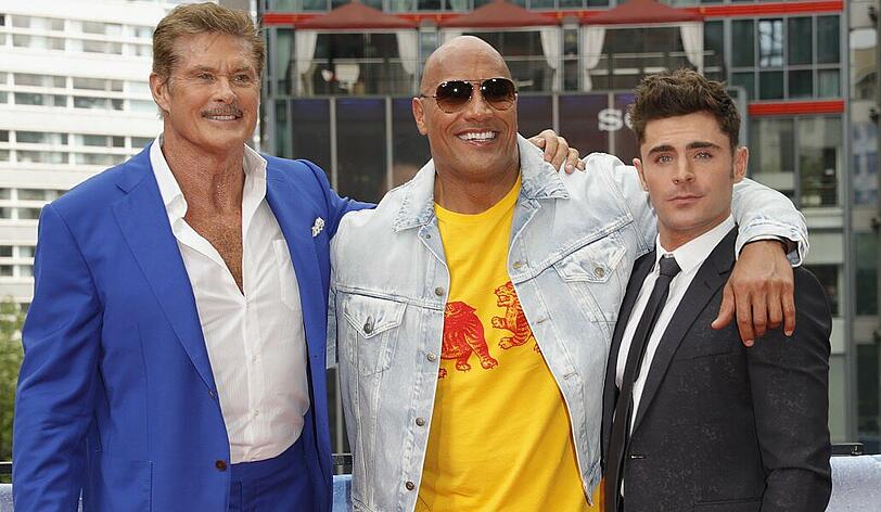 David Hasselhoff (links), Zac Efron (rechts) und Dwayne Johnson feierten in Berlin die Europapremiere des "Baywatch"-Films.
