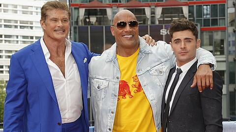 David Hasselhoff (links), Zac Efron (rechts) und Dwayne Johnson feierten in Berlin die Europapremiere des "Baywatch"-Films.