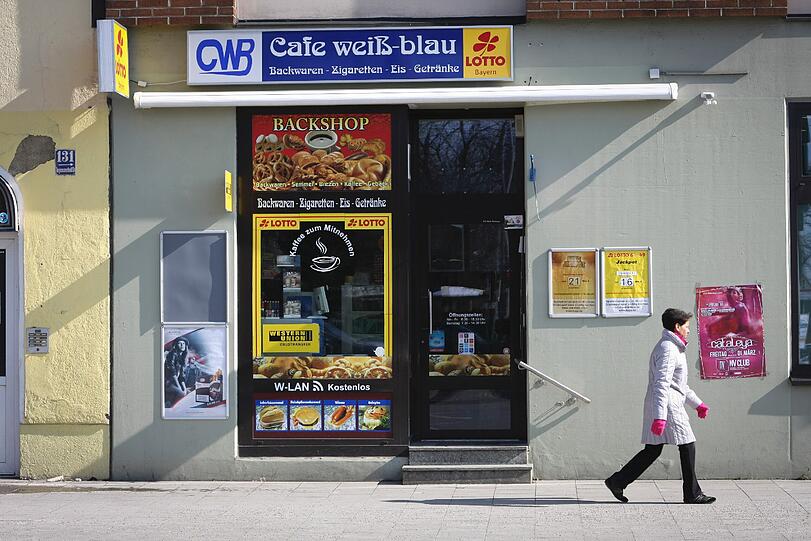 Giesing ist eben weiß-blau. Darum gibt es auch ein Cafe weiß-blau. Daran wird sich so schnell nichts ändern, sagen die Löwen, denn...