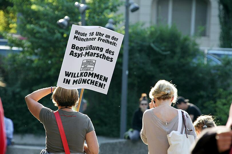 Am Dienstag empfingen Hunderte Münchner die Flüchtlinge, als sie zum Abschluss ihres Protestmarsches an der Münchner Freiheit ankamen.