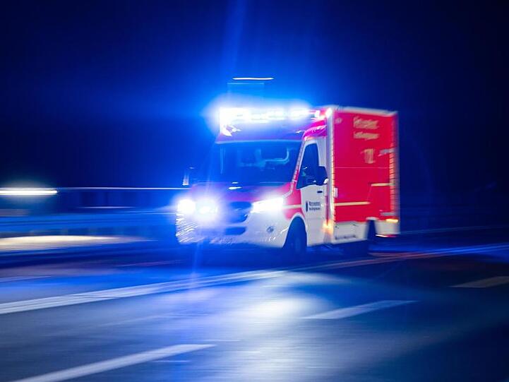 Ein Rettungswagen der Feuerwehr fährt mit Blaulicht durch eine Straße. Foto: Marcel Kusch/dpa/Symbolbild