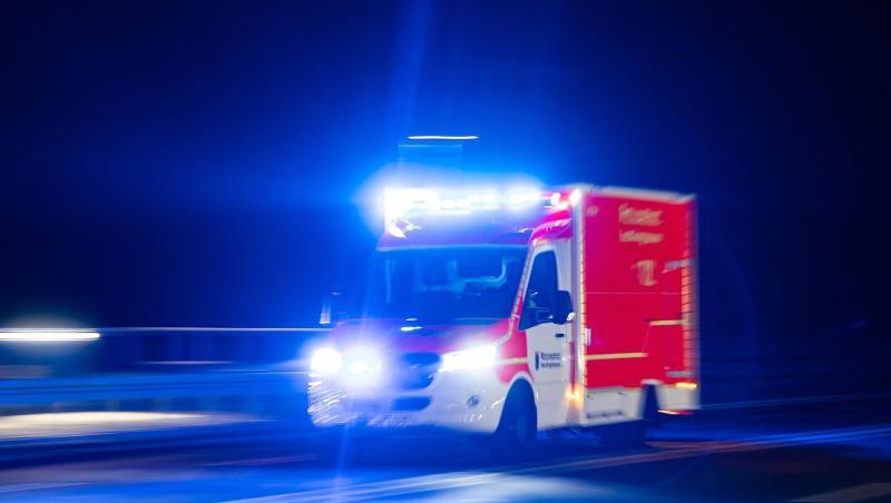 Ein Rettungswagen der Feuerwehr fährt mit Blaulicht durch eine Straße. Foto: Marcel Kusch/dpa/Symbolbild Ein Rettungswagen der Feuerwehr fährt mit Blaulicht durch eine Straße. Foto: Marcel Kusch/dpa/Symbolbild