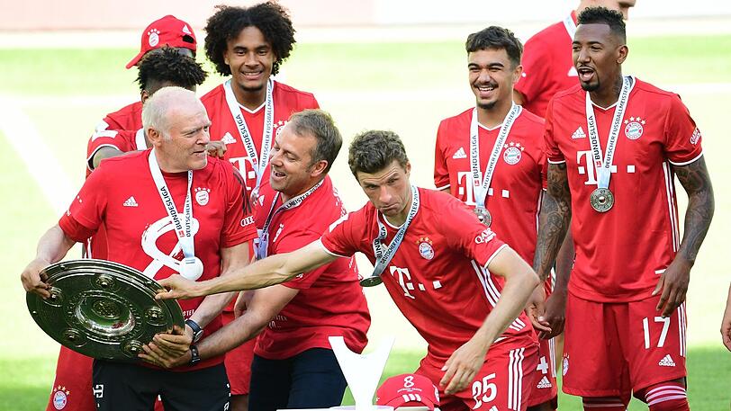 "Zanken" sich um die Schale: Co-Trainer Hermann Gerland, Hansi Flick und Thomas Müller (v.l.n.r.)