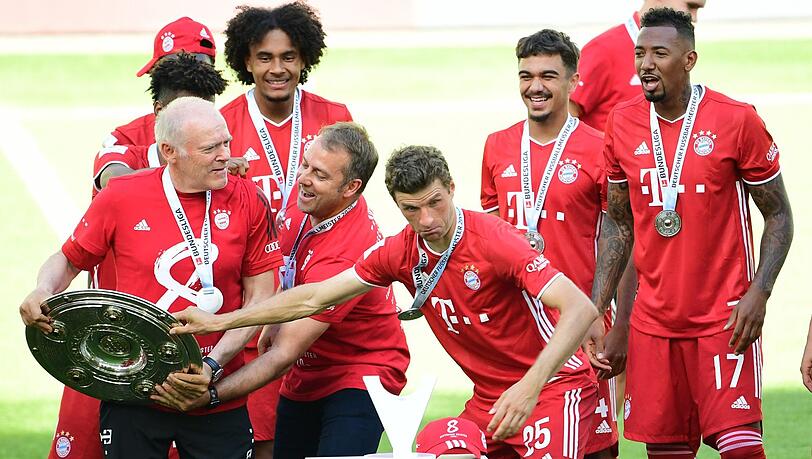 "Zanken" sich um die Schale: Co-Trainer Hermann Gerland, Hansi Flick und Thomas Müller (v.l.n.r.) "Zanken" sich um die Schale: Co-Trainer Hermann Gerland, Hansi Flick und Thomas Müller (v.l.n.r.)