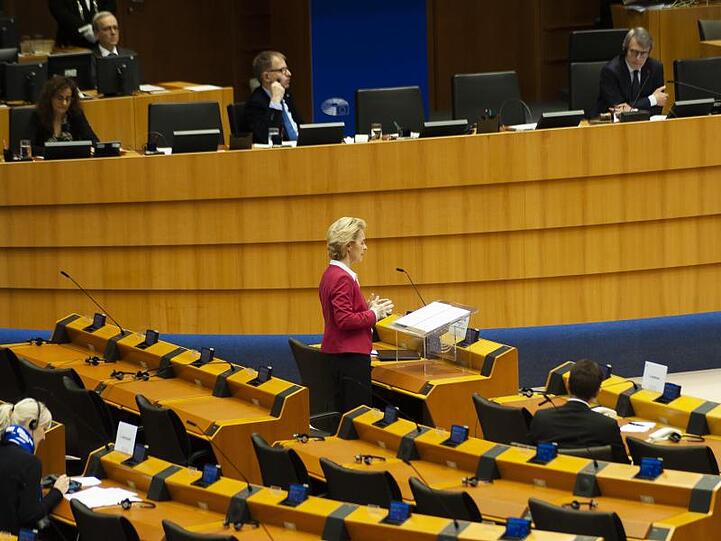 EU-Kommissionspräsidentin Ursula von der Leyen (CDU) bei einer Plenarsitzung des Europäischen Parlaments.