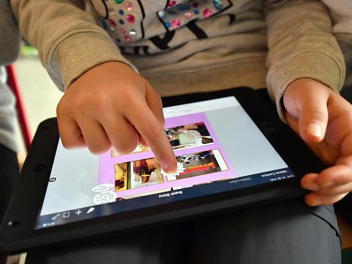 Ein Schüler arbeitet mit einem Tablet.