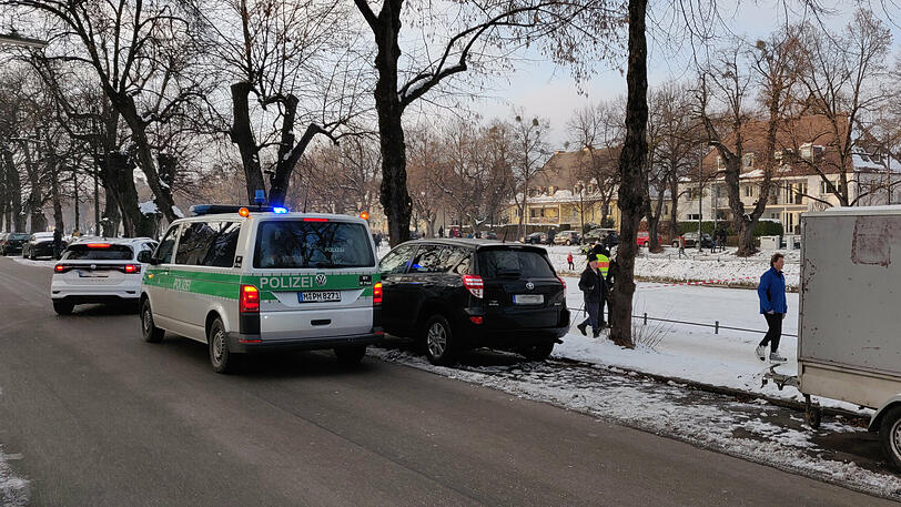 Die Polizei ist auf beiden Seiten des Kanals im Einsatz und schickt die Menschen weg.