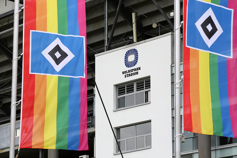 Regenbogenfahnen mit HSV-Logo am Volksparkstadion.