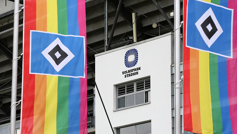 Regenbogenfahnen mit HSV-Logo am Volksparkstadion. Regenbogenfahnen mit HSV-Logo am Volksparkstadion.