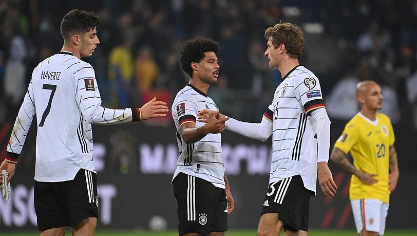 Deutschlands bayerische Matchwinner: Serge Gnabry (l.) erzielt das 1:1 gegen Rumänien, Thomas Müller macht den 2:1-Erfolg klar.