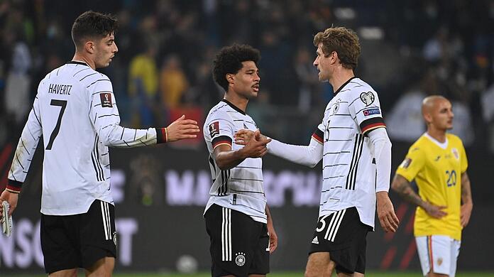 Deutschlands bayerische Matchwinner: Serge Gnabry (l.) erzielt das 1:1 gegen Rumänien, Thomas Müller macht den 2:1-Erfolg klar.