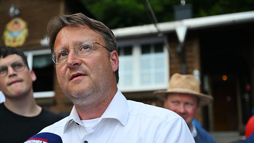 Robert Sesselmann gibt ein Interview.