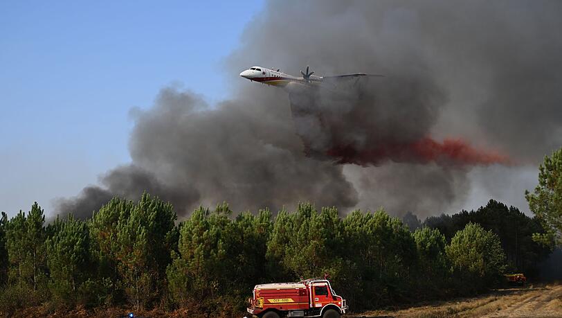 Während einer Hitzewelle sind in Frankreich neue Waldbrände aufgeflammt. Während einer Hitzewelle sind in Frankreich neue Waldbrände aufgeflammt.