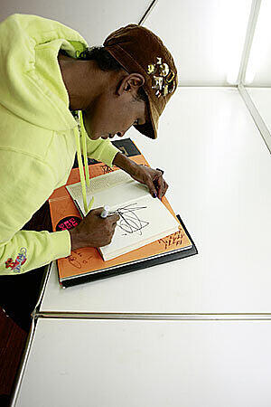 In der Pause gibt Waris Dirie noch fleißig Autogramme.