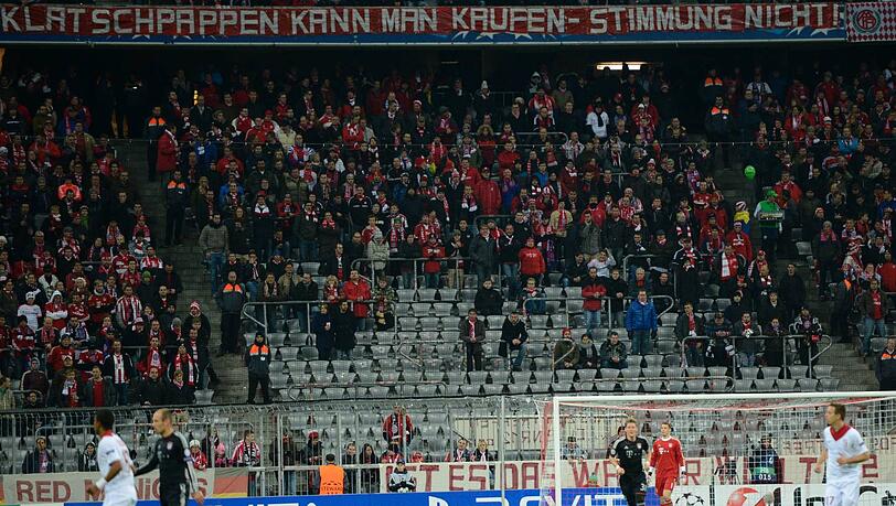 Die Südkurve protestierte zuletzt bei Champions-League-Spielen gegen verschärfte Zugangskontrollen. Beim Spiel gegen Dortmund will sie nun 12 Minuten und 12 Sekunden schweigen. Die Südkurve protestierte zuletzt bei Champions-League-Spielen gegen verschärfte Zugangskontrollen. Beim Spiel gegen Dortmund will sie nun 12 Minuten und 12 Sekunden schweigen.