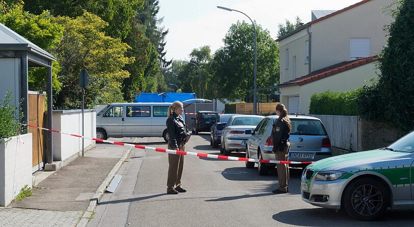 Polizeibeamte sperren den Tatort in einem Wohngebiet im Westen Ingolstadts ab. Hier wurde ein Mann auf offener Straße erschossen.
