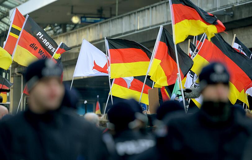 In Köln gingen am Samstag rechte und linke Grupperungen auf die Straße - es wurde hitzig.