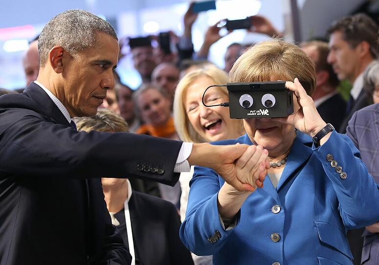 Wenn die mächtigste Frau und der mächtigste Mann der Welt Händchen halten, dann muss es sich um Angela Merkel und Barack Obama handeln. Bei diesem Schnappschuss stand der US-Präsident der Bundeskanzlerin bei, während sie eine VR-Brille auf der Messe in Hannover ausprobierte.