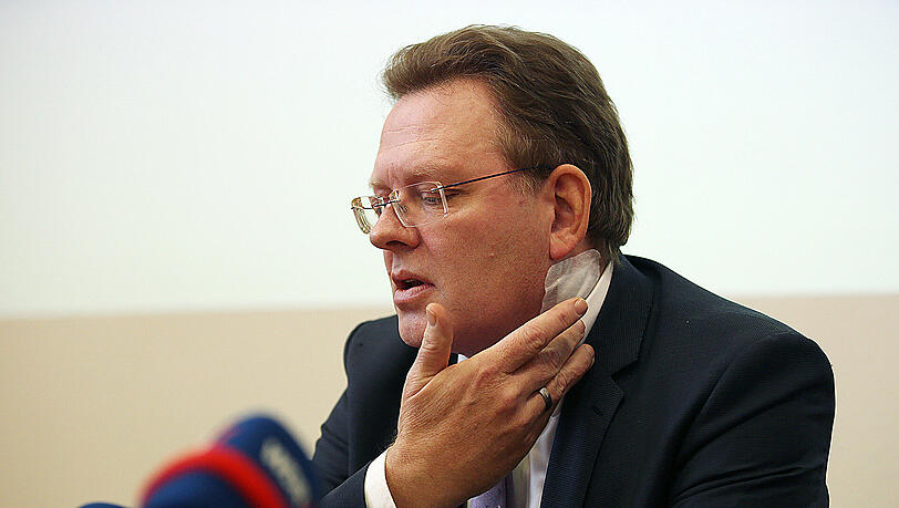 Der Bürgermeister von Altena, Andreas Hollstein (CDU), am Dienstag bei der Pressekonferenz im Rathaus von Altena. Der Bürgermeister von Altena, Andreas Hollstein (CDU), am Dienstag bei der Pressekonferenz im Rathaus von Altena.