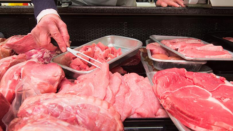 Fleisch liegt in der Auslage in einem Supermarkt. (Symbolbild)