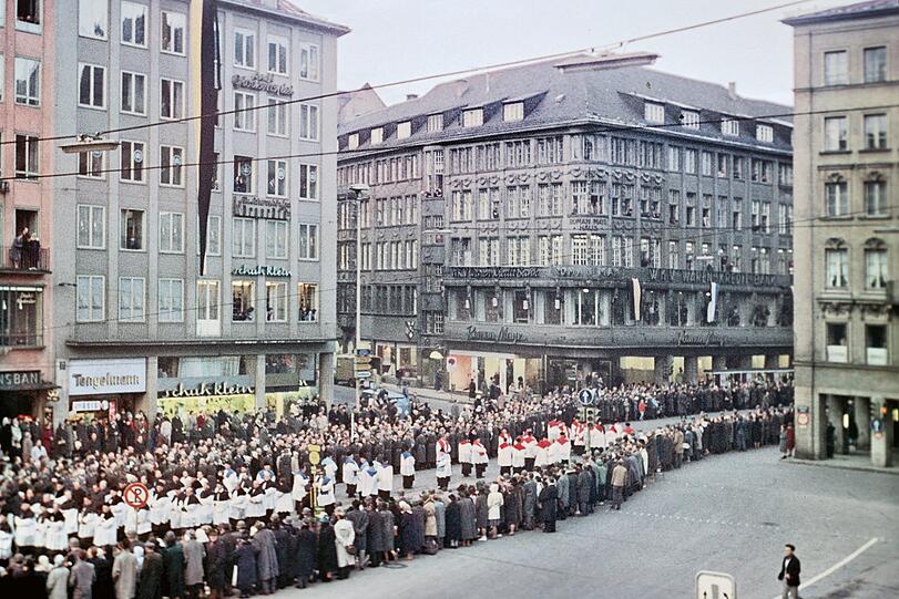 5.1.1961: Großer Trauerzug für den verstorbenen Kardinal Joseph Wendel vor dem Roman-Mayr-Haus, das für den Kaufhof weichen musste.