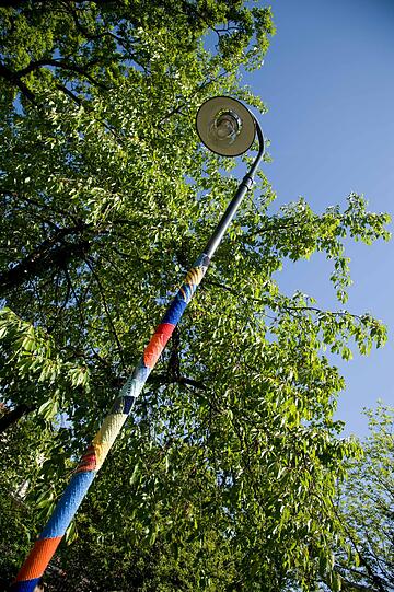 Street-Art im Hof: Die Bäume auf dem Schulhof der Turnerschule in Waldtrudering tragen bunte Strickkleider.