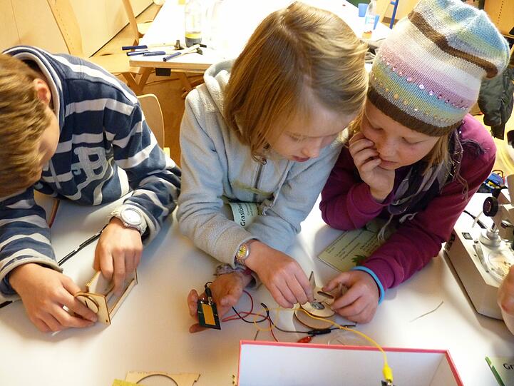 In der Energiewerkstatt machen die Kinder Experimente.