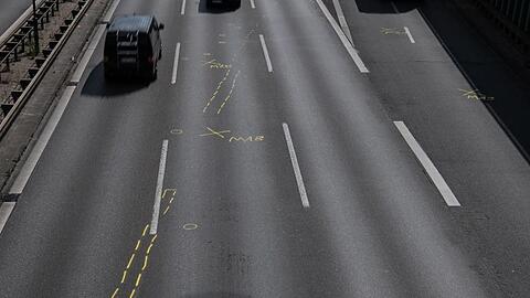 Kreidespuren der Polizei von dem mutmaßlich islamistischen Anschlag auf der Berliner Stadtautobahn.