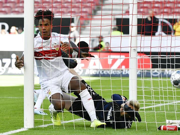 Daniel Didavi (l) schoss das 1:0 für den VfB Stuttgart.