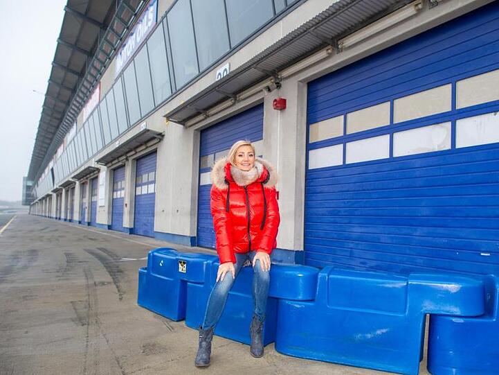 Die Sängerin Tanja Lasch auf dem Gelände der Motorsport Arena Oschersleben, wo im Mai ein dreitägiges Schlagerfestival gefeiert wird.