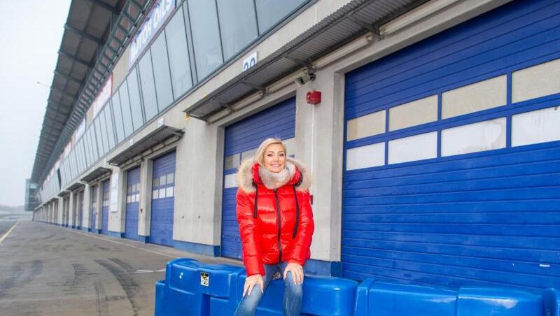 Die Sängerin Tanja Lasch auf dem Gelände der Motorsport Arena Oschersleben, wo im Mai ein dreitägiges Schlagerfestival gefeiert wird. Die Sängerin Tanja Lasch auf dem Gelände der Motorsport Arena Oschersleben, wo im Mai ein dreitägiges Schlagerfestival gefeiert wird.
