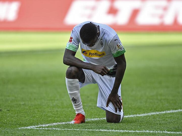 Mönchengladbachs Marcus Thuram kniete nach seinem Tor zum 2:0 gegen Union auf dem Rasen.