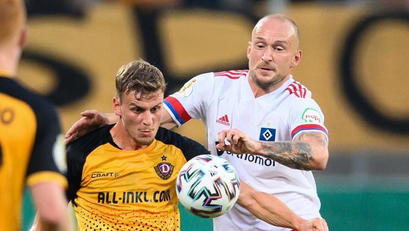Legte sich nach der HSV-Pleite in Dresden mit einem Dynamo-Fan an: Toni Leistner (r).
