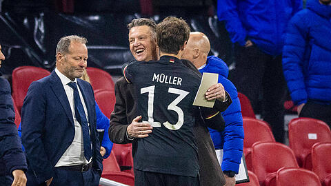 Nach dem Abpfiff herzten sich Bondscoach Louis van Gaal und sein ehemaliger Bayern-Schützling Thomas Müller.