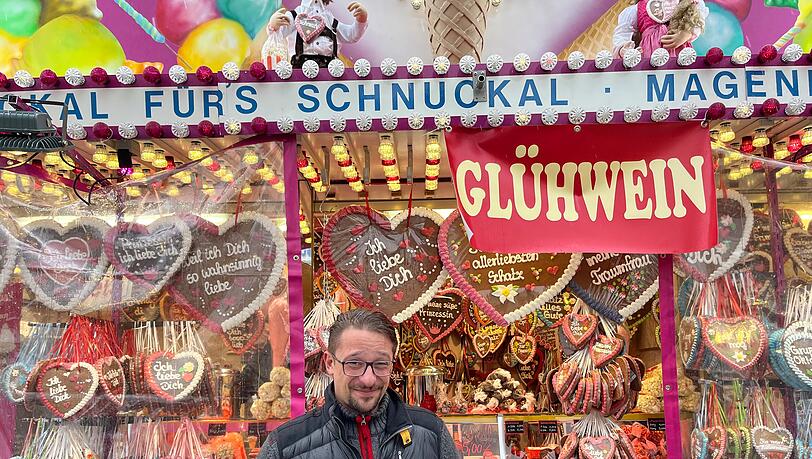 Marcel Pichler, Betreiber des "Eis Man", verkauft auf dem Oktoberfest Glühwein.