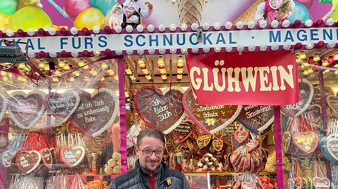 Marcel Pichler, Betreiber des "Eis Man", verkauft auf dem Oktoberfest Glühwein.