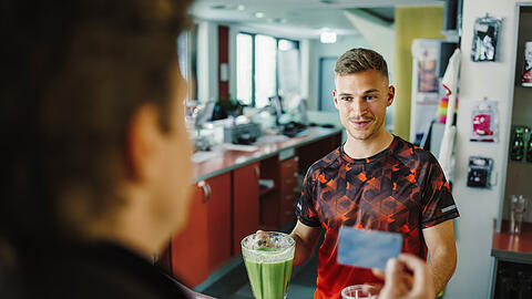 In seiner Rolle als Fitness-Trainer "Kenny" mixt Bayern-Star Joshua Kimmich im "Tatort" einen Waldmeister-Shake.