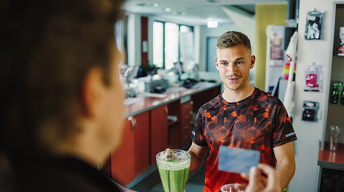In seiner Rolle als Fitness-Trainer "Kenny" mixt Bayern-Star Joshua Kimmich im "Tatort" einen Waldmeister-Shake.