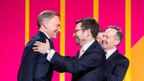 Christian Lindner (l-r) wird von Marco Buschmann und Volker Wissing zur Wiederwahl beglückwünscht.