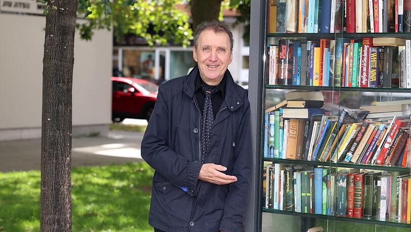 Thomas Rock, Drehbuchautor und Mitglied im Bezirksausschuss Schwabing-West, steht hier vor Münchens erstem Bücherschrank am Nordbad - der wird heuer zehn Jahre alt. Thomas Rock, Drehbuchautor und Mitglied im Bezirksausschuss Schwabing-West, steht hier vor Münchens erstem Bücherschrank am Nordbad - der wird heuer zehn Jahre alt.