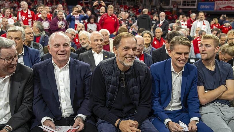 Auch Christoph Freund (r.) kann mit seinen ersten Monaten beim FC Bayern zufrieden sein. Besonders da auch Vereins-Patron Uli Hoeneß (l., neben Thomas Tuchel) voll des Lobes über den Österreicher ist.