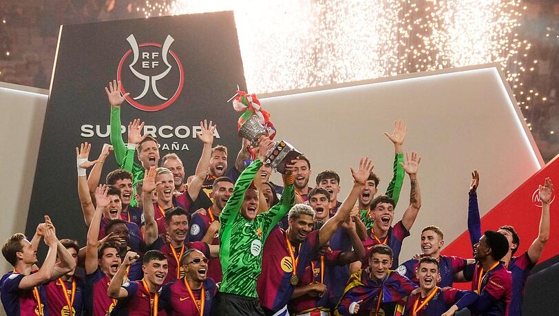 Der verletzte Marc-André ter Stegen durfte den Pokal entgegen nehmen.