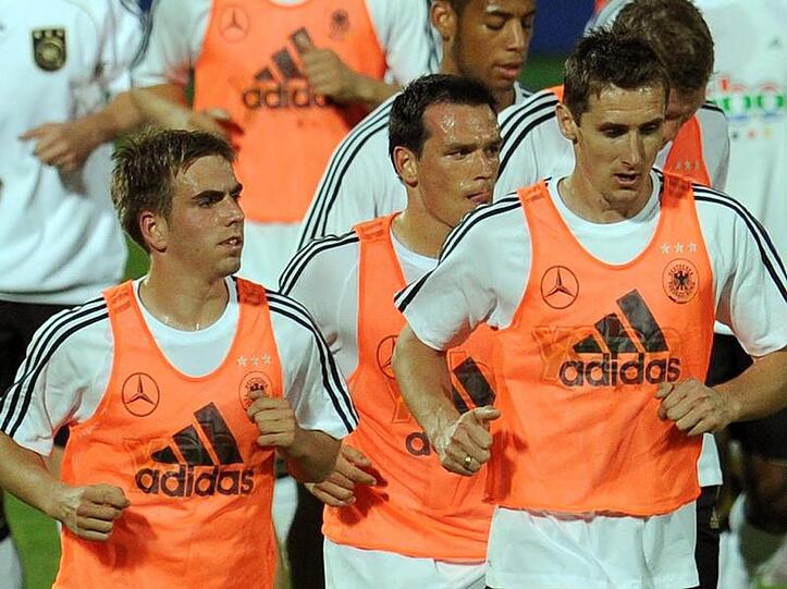 Miroslav Klose (r) erzielte im internen DFB-Trainingsspiel zwei Treffer.