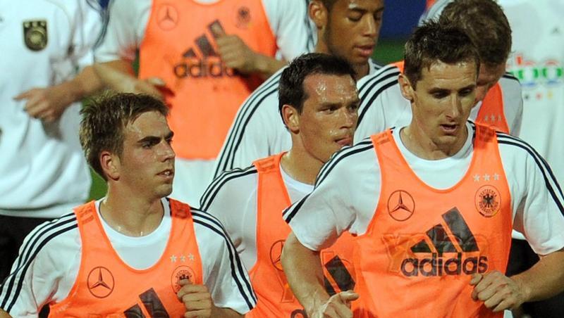 Miroslav Klose (r) erzielte im internen DFB-Trainingsspiel zwei Treffer. Miroslav Klose (r) erzielte im internen DFB-Trainingsspiel zwei Treffer.