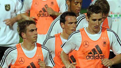 Miroslav Klose (r) erzielte im internen DFB-Trainingsspiel zwei Treffer.