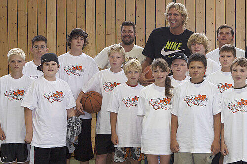 Daheim in Franken: Dirk Nowitzki mit den Basket-Kids.