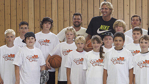 Daheim in Franken: Dirk Nowitzki mit den Basket-Kids.