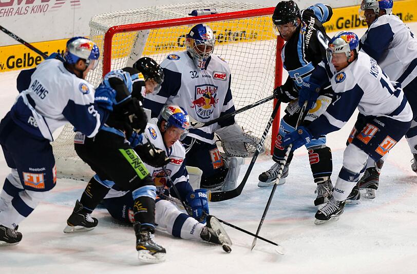 Viel los vor dem Tor von EHC-Goalie Jochen Reimer - einer der Leader im Team.