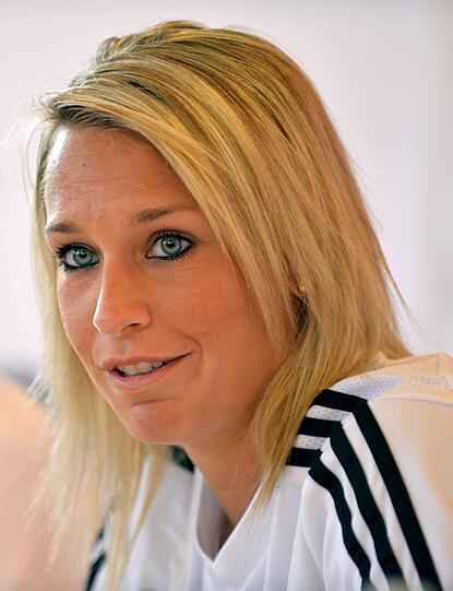 DIE AUFFÄLLIGE: Lena Goeßling (27/Mittelfeld/50 LS): Blaugrüne Augen, blonde Augen. Kein Zufall, dass beim Medientag in München die Kamerateams nicht von ihr lassen wollten. Die Ostwestfälin hat sich von der Randfigur zur Stammkraft gemausert. Gibt mit Nadine Keßler die deutsche Doppel-Sechs.
